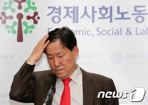 이철수 경제사회노동위원회 노동시간제도개선위원장이 19일 오전 서울 종로구 경제사회노동위원회에서 '제8차 노동시간제도개선위원회 전체회의'와 관련한 브리핑을 하고 있다./사진=뉴스1