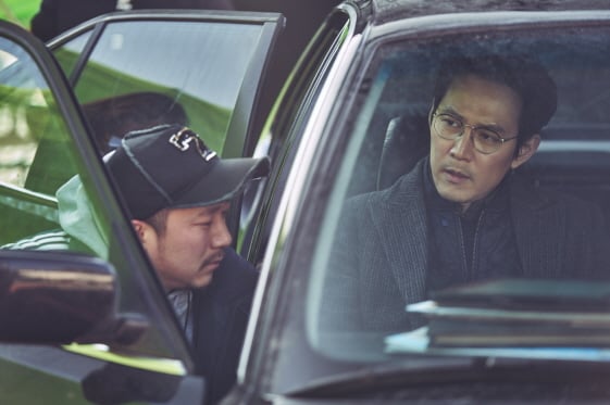 '사바하'를 연출한 장재현 감독과 이정재/'사바하' 스틸