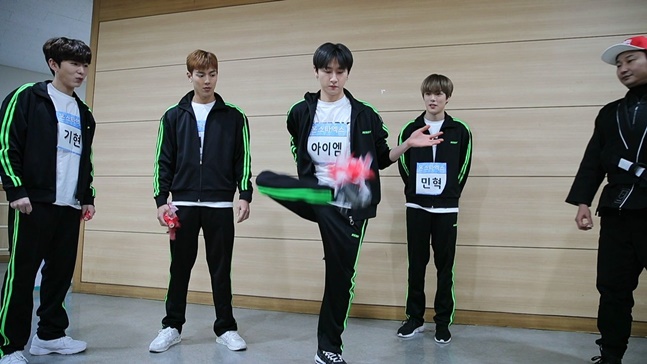 여유 있는 모습으로 제기를 차는 몬스타엑스 아이엠. /사진=H ENT