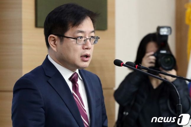 강정원 문화체육관광부 체육협력관이 21일 오전 서울 종로구 정부서울청사에서 평창 동계올림픽 여자컬링 은메달리스트 '팀킴' 선수들이 폭로한 지도자 비리 행위 관련 특정감사 결과를 발표하고 있다./사진=뉴스1