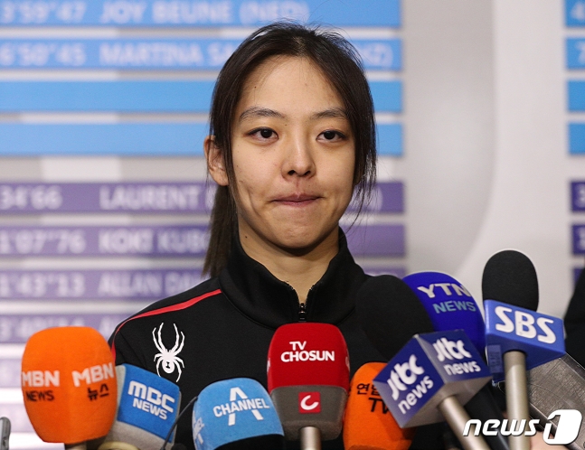 김보름이 21일 오후 서울 노원구 태릉국제스케이트장에서 열린 제100회 전국동계체육대회 스피드 스케이팅 여자일반부 3000m 경기를 마친 후 인터뷰를 하고 있다./사진=뉴스1