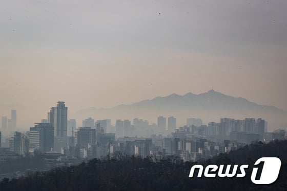오늘(24일) 날씨, 여전한 미세먼지..낮 포근하지만 일교차 커 /사진=뉴스1