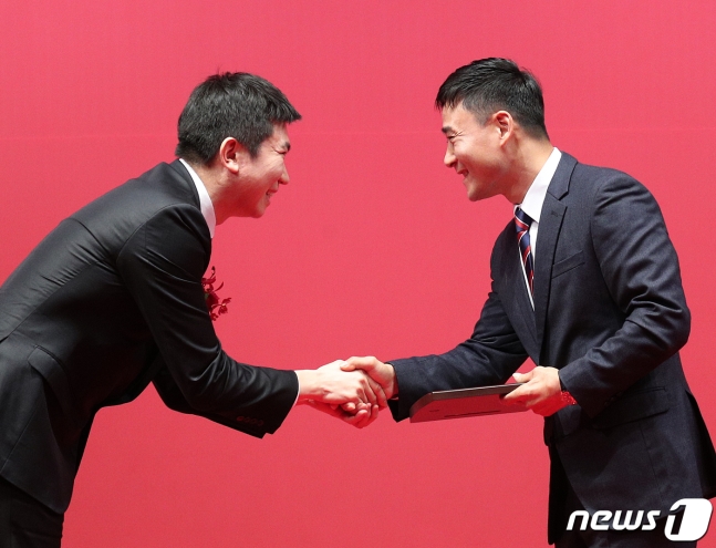 유승민 IOC 위원(왼쪽)에게 상을 받고 있는 여홍철 교수. /사진=뉴스1
