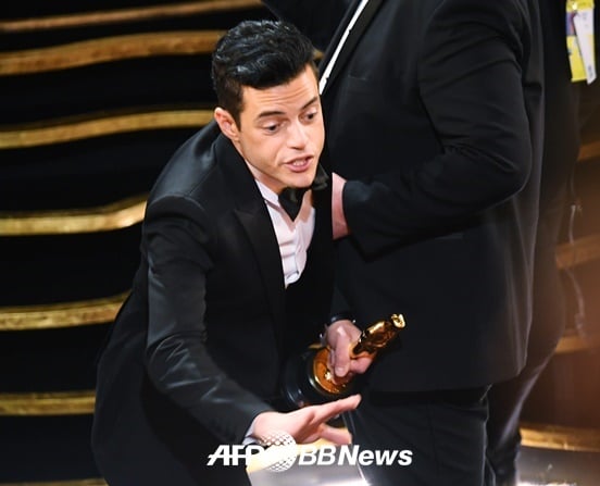 오스카 남우주연상 수상 후 무대서 추락한 라미 말렉 / 사진=AFPBBNews뉴스1