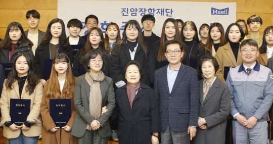 김인순(가운데)이사장과 장학생들/사진제공=매일유업