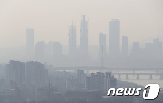 오늘(28일) 날씨, 전국 따뜻하고 남부 비..초미세먼지 '나쁨' /사진=뉴스1