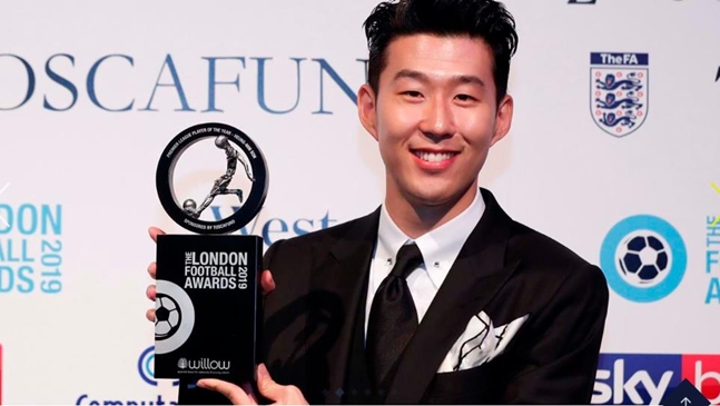 손흥민인 런던풋볼어워즈 2019에서 올해의 프리미어리그 선수상을 받았다./사진=토트넘 홈페이지