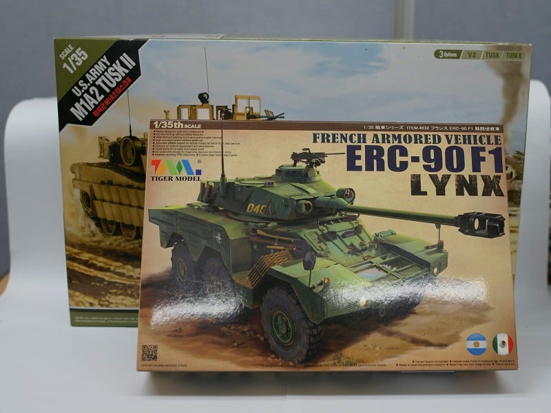 박스 비교를 위해 찬조출연 해주신 아카데미과학의 M1A2 키트. 확실히 1/35 스케일 전차보다 매우 작은 박스입니다. 속은 과연 얼마나 알찰지?