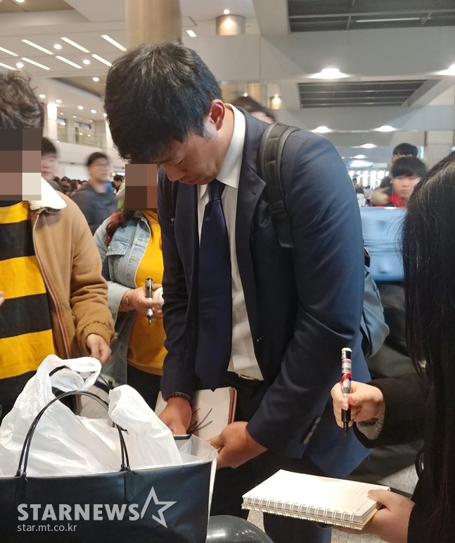 인천공항 입국장에서 팬들에게 사인을 해주고 있는 KIA 타이거즈 이명기. /사진=김동영 기자
