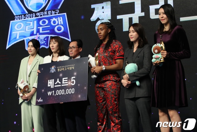WKBL 정규리그 베스트5. 박하나-박혜진-카일라 쏜튼-김정은-박지수. /사진=뉴스1