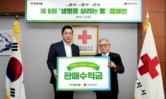 윤인호동화약품 상무(왼쪽)/사진제공=동화약품