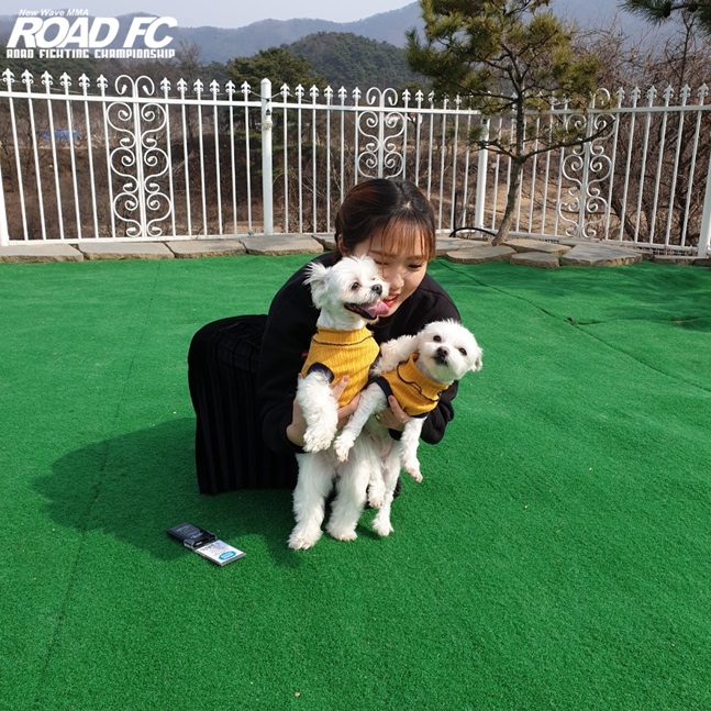 강아지들과 시간을 보내고 있는 임소희. /사진=로드FC 제공