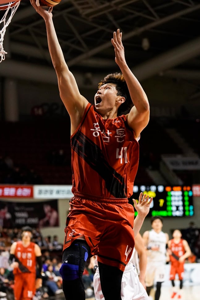 복귀전을 치른 오세근. /사진=KBL 제공