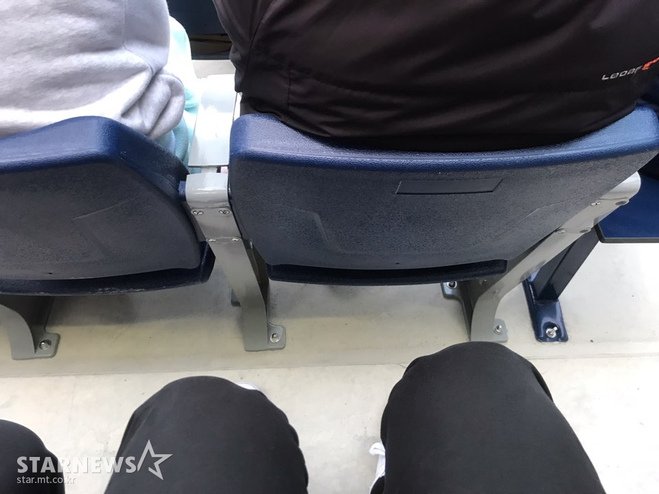 무릎과 앞좌석 간격이 여유롭다. /사진=한동훈 기자