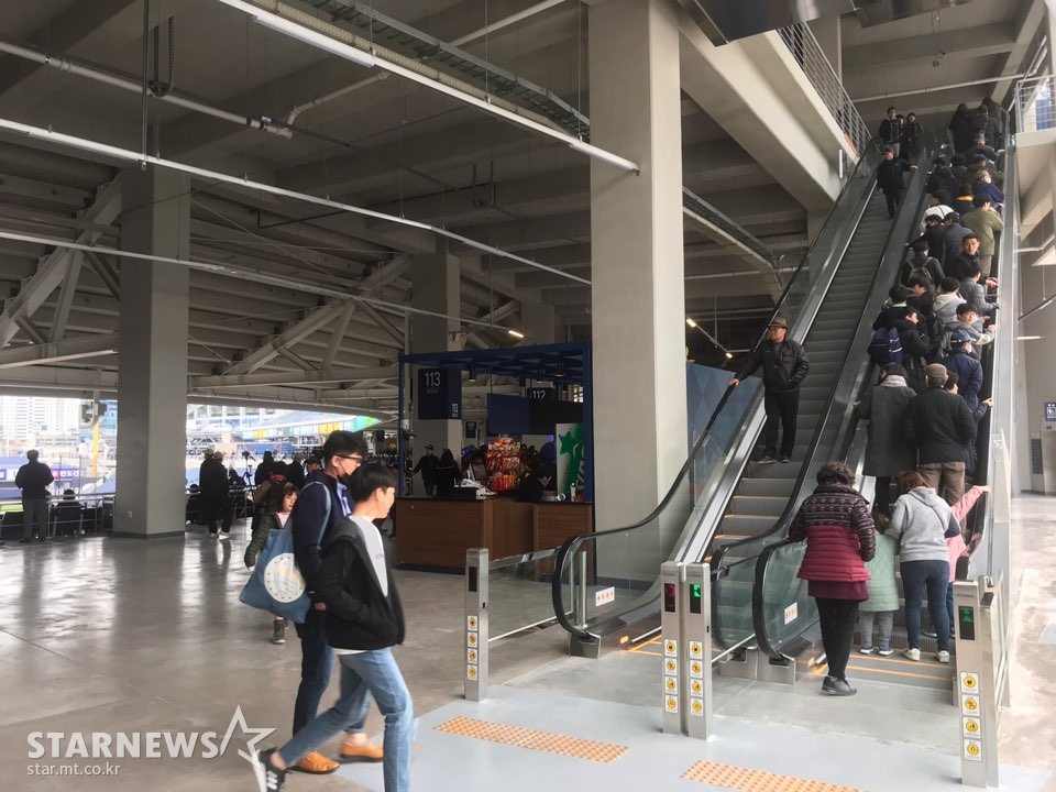 창원NC파크 에스컬레이터. /사진=한동훈 기자