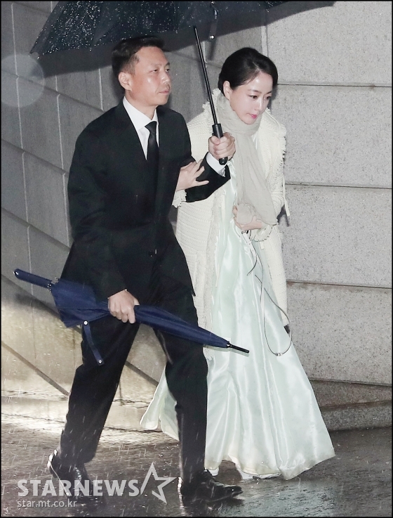 노현정 전 아나운서가 남편인 정대선 현대 비에스앤씨 사장과 함께 고(故) 아산 정주영 현대그룹 명예회장의 18주기 제사에 참석하기 위해 20일 오후 서울 한남동 정몽구 현대자동차그룹 회장 자택으로 들어서고 있다. /사진=김창현 기자