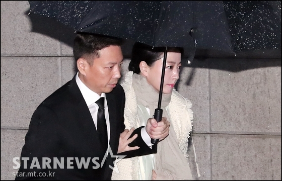 노현정 전 아나운서가 남편인 정대선 현대 비에스앤씨 사장과 함께 고(故) 아산 정주영 현대그룹 명예회장의 18주기 제사에 참석하기 위해 20일 오후 서울 한남동 정몽구 현대자동차그룹 회장 자택으로 들어서고 있다. /사진=김창현 기자