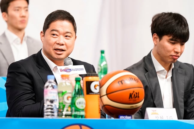 현주엽 감독(왼쪽)과 김종규. /사진=KBL 제공