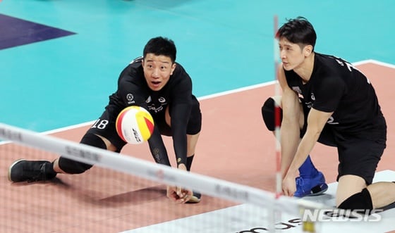 현대캐피탈의 신영석(왼쪽)과 문성민. / 사진=뉴시스