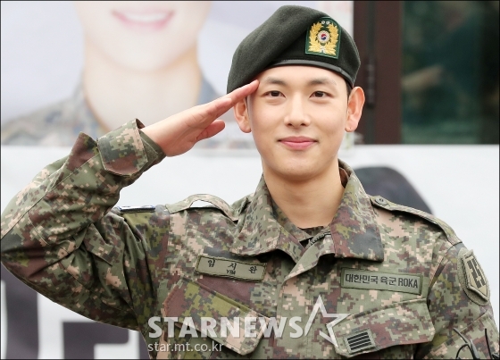 군 복무를 마친 배우 임시완이 27일 오전 경기도 양주시 남면 감악산회관에서 진행된 전역 행사에 참석해 포즈를 취하고 있다. /사진=김창현 기자
