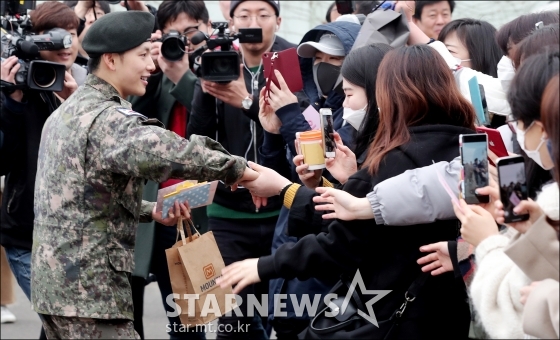 군 복무를 마친 배우 임시완이 27일 오전 경기도 양주시 남면 감악산회관에서 진행된 전역 행사에 참석해 팬들과 인사를 나누고 있다. /사진=김창현 기자