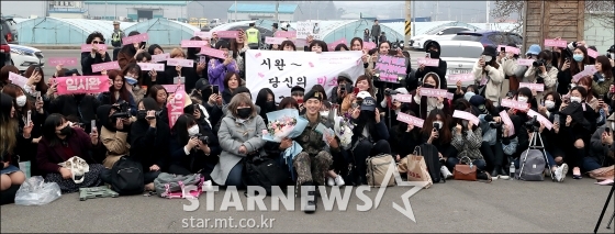군 복무를 마친 배우 임시완이 27일 오전 경기도 양주시 남면 감악산회관에서 전역 행사를 갖고 있다. /사진=김창현 기자