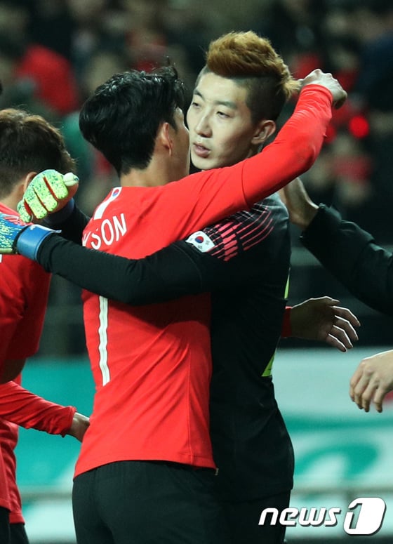 손흥민과 조현우(오른쪽). / 사진=뉴스1