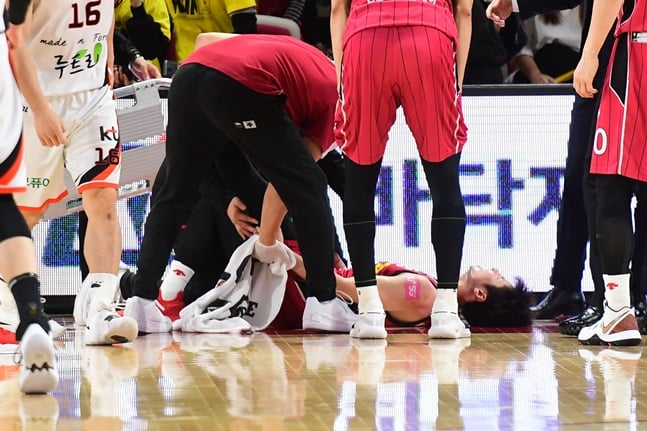 26일 6강 플레이오프 2차전 막판 햄스트링 부상을 입은 창원 LG 김시래. /사진=KBL 제공