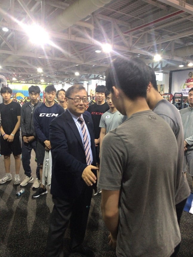 남자 아이스하키 U18 대표팀을 격려 방문한 정몽원 대한아이스하키협회장. /사진=대한아이스하키협회 제공