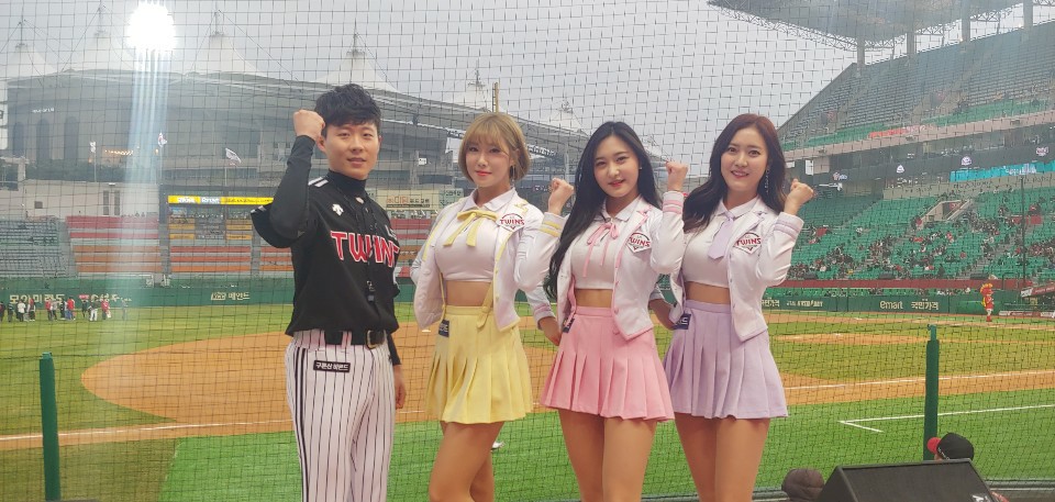 왼쪽부터 김정석 응원단장, 김도희, 유세리 치어리더, 정다혜 치어리더 팀장. /사진=LG트윈스