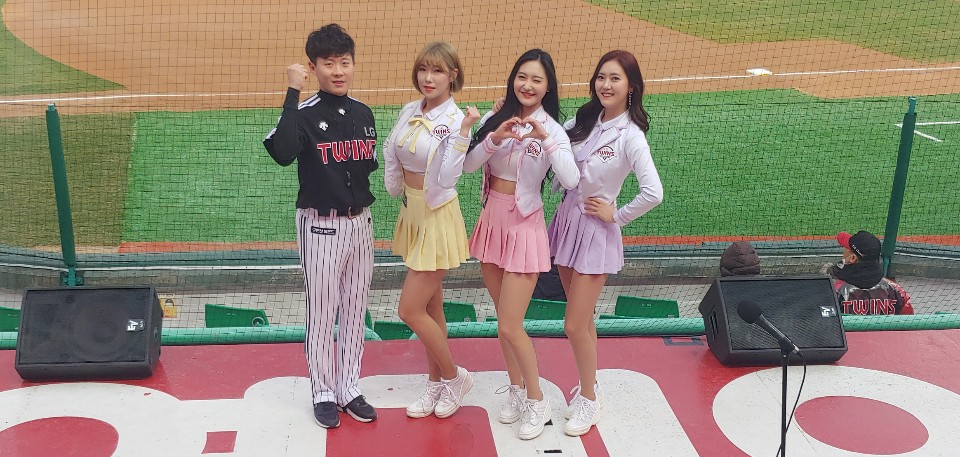 왼쪽부터 김정석 응원단장, 김도희, 유세리 치어리더, 정다혜 팀장. /사진=LG트윈스