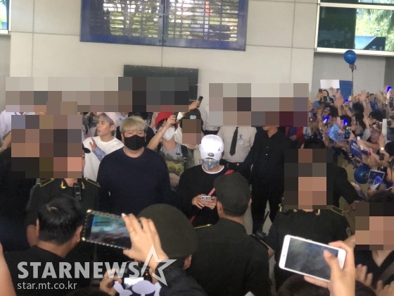 29일 낮 12시 14분께 베트남 호찌민 떤선녓 국제공항 입국장에 모습을 드러낸 아이돌그룹 슈퍼주니어 멤버들의 모습 /호찌민(베트남)=윤상근 기자