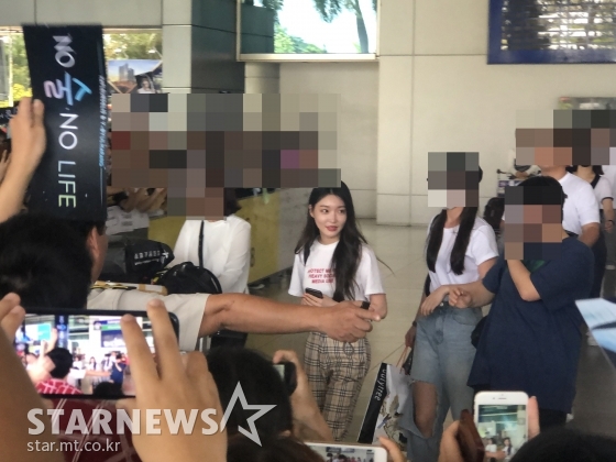 29일 낮 12시 48분(현지 시각)께 베트남 호찌민 떤선녓 국제공항에 모습을 드러낸 가수 청하의 모습 /호찌민(베트남)=윤상근 기자