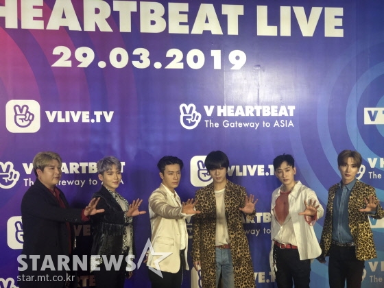 29일 오후6시(현지 시각) 네이버 'V하트비트 라이브' 레드카펫 무대에 선 아이돌그룹 슈퍼주니어의 모습 /호찌민(베트남)=윤상근 기자