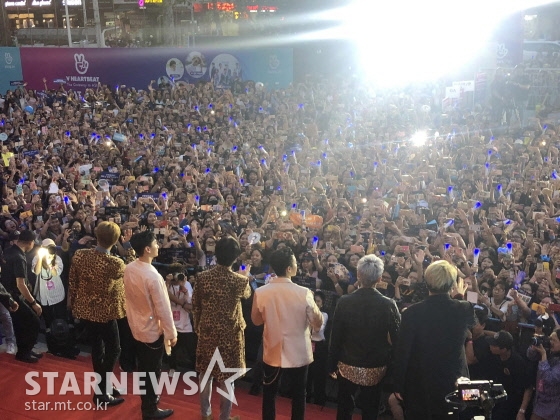 베트남 호찌민 호아빈 시어터를 찾은 베트남 팬들에게 인사를 하고 있는 아이돌그룹 슈퍼주니어 멤버들의 모습 /호찌민(베트남)=윤상근 기자