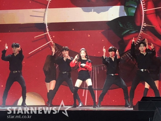 29일(현지 시각) 베트남 호찌민 호아빈 시어터에서 열린 네이버 'V 하트비트 라이브' 무대에 선 가수 청하의 모습 /호찌민(베트남)=윤상근 기자