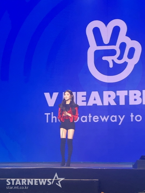 29일(현지 시각) 베트남 호찌민 호아빈 시어터에서 열린 네이버 'V 하트비트 라이브' 무대에 선 가수 청하의 모습 /호찌민(베트남)=윤상근 기자
