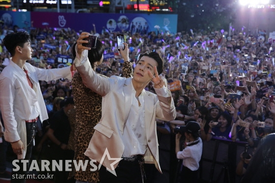 29일(현지 시각) 베트남 호찌민 호아빈 시어터에서 열린 네이버 'V하트비트 라이브' 본 공연에서 히트곡 '벌써 12시' 무대를 선보인 가수 청하 /호찌민(베트남)=윤상근 기자