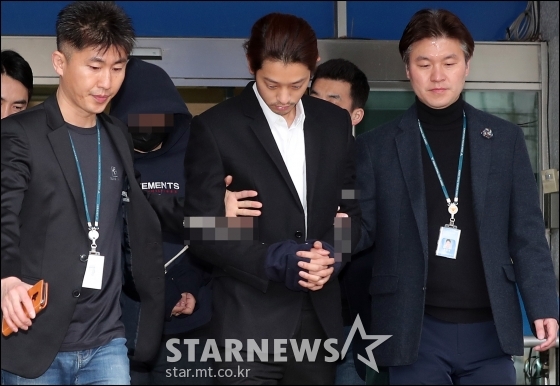 성관계 동영상 불법 촬영 및 유포 혐의로 구속된 가수 정준영이 29일 서울 종로경찰서에서 서울지방검찰청으로 송치되고 있다. /사진=김창현 기자