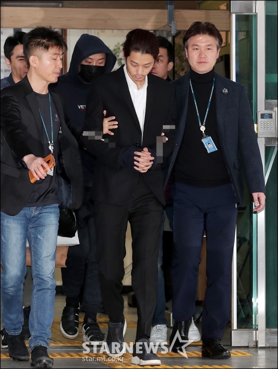 성관계 동영상 불법 촬영 및 유포 혐의로 구속된 가수 정준영이 29일 서울 종로경찰서에서 서울지방검찰청으로 송치되고 있다. /사진=김창현 기자