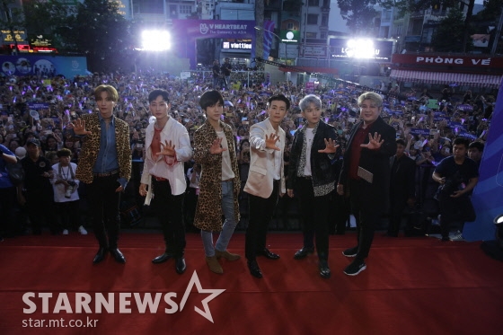 지난 3월 29일(현지 시각) 베트남 호찌민 호아빈 시어터에서 열린 네이버 'V하트비트 라이브' 레드카펫 무대에 선 아이돌그룹 슈퍼주니어 멤버들의 모습. /호찌민(베트남)=윤상근 기자