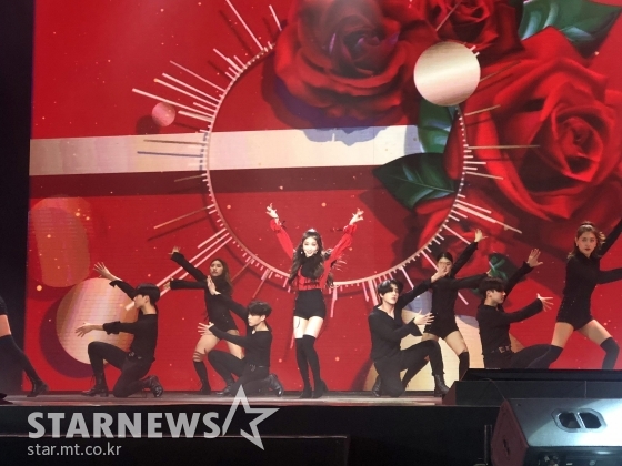 지난 3월 29일(현지 시각) 베트남 호찌민 호아빈 시어터에서 열린 네이버 'V하트비트 라이브' 본 공연에서 히트곡 '벌써 12시' 무대를 선보인 가수 청하의 모습. /호찌민(베트남)=윤상근 기자