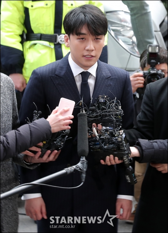 외국인 투자자 성접대 의혹을 받는 전 빅뱅 멤버 승리가 2월 14일 오후 서울 종로구 서울지방경찰청에서 조사를 받기 위해 피의자 신분으로 출석하고 있다./사진=김창현 기자