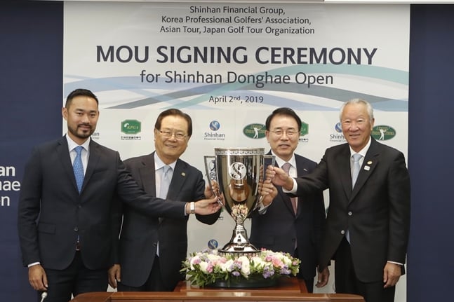 2일 오전 서울 중구 세종대로 소재 신한금융지주회사 본사에서 열린 '신한동해오픈 3개투어 공동주관 조인식'에서 아시안투어 초민탄 COO, 한국프로골프협회(KPGA) 양휘부 회장, 신한금융그룹 조용병 회장, 일본프로골프투어(JGTO) 아오키 이사오 회장(왼쪽부터)이 행사를 마치고 기념촬영을 하고 있다./사진=신한금융지주회사