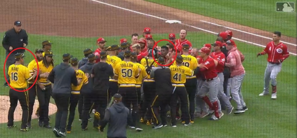 아처를 말리는 강정호(좌)와 몸싸움에 직접 나선 푸이그(우) /사진=MLB.com 캡처