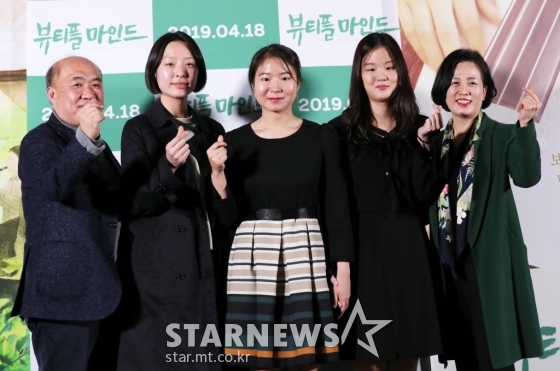 영화 '뷰티플 마인드'의 조성우 음악감독, 손미 감독, 첼리스트 김민주, 바이올리니스트 김수진, 지휘자 이원숙 선생(왼쪽부터) /사진=김휘선 기자