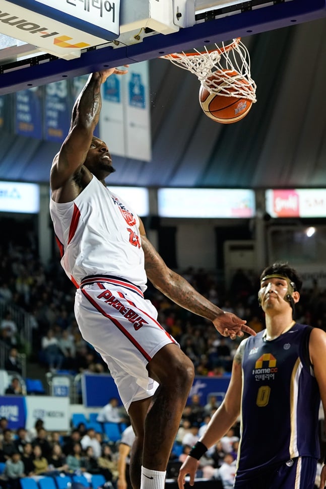 더블-더블을 만들며 팀 승리를 이끈 라건아. /사진=KBL 제공
