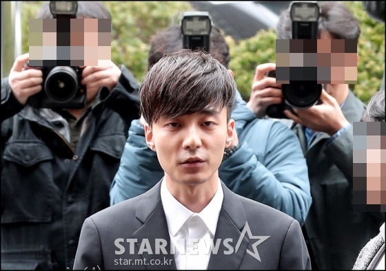 가수 로이킴(26, 김상우)이 음란물 유포 혐의로 10일 오후 2시 43분 서울지방경찰청에 모습을 드러내고 있다. /서울지방경찰청=김창현 기자