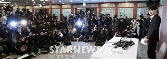  JYJ 박유천이 10일 오후 서울 중구 프레스센터에서 전 연인 황하나 마약 혐의 관련 '연예인 A씨'로 지목되고 있는 것에 대해 긴급 기자회견을 갖고 있다. /사진=김창현 기자