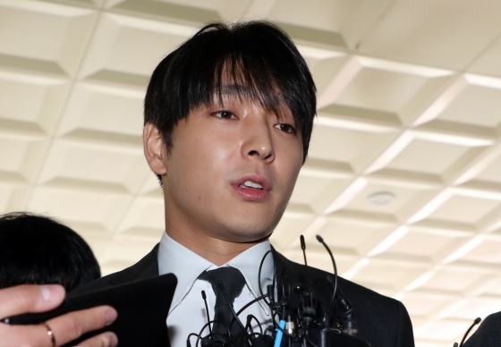 밴드 FT아일랜드 멤버 출신 가수 최종훈이 지난 3월 16일 불법 촬영물 유포 혐의와 관련, 서울 종로구 서울지방경찰청에 조사를 받기 위해 출석하고 있다. /사진=뉴스1
